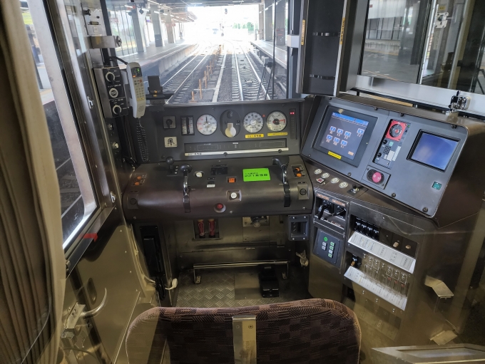 鉄道乗車記録の写真:車内設備、様子(1)        「223系電車ですが、
運転席にこの編成は221系性能と貼られています。」