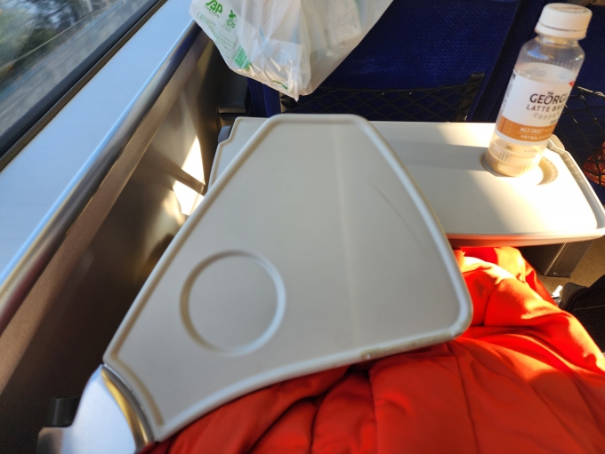 鉄道乗車記録の写真:車内設備、様子(3)        「テーブルは２つ？」