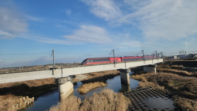 鉄道乗車記録の写真:車窓・風景(8)        「中川デルタ線信号待ち中に

赤い特急
ひのとりが」