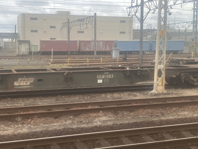 鉄道乗車記録の写真:列車・車両の様子(未乗車)(10)        「コキ104-121(手前)と元JR東海車 ワム287419(奥左)」