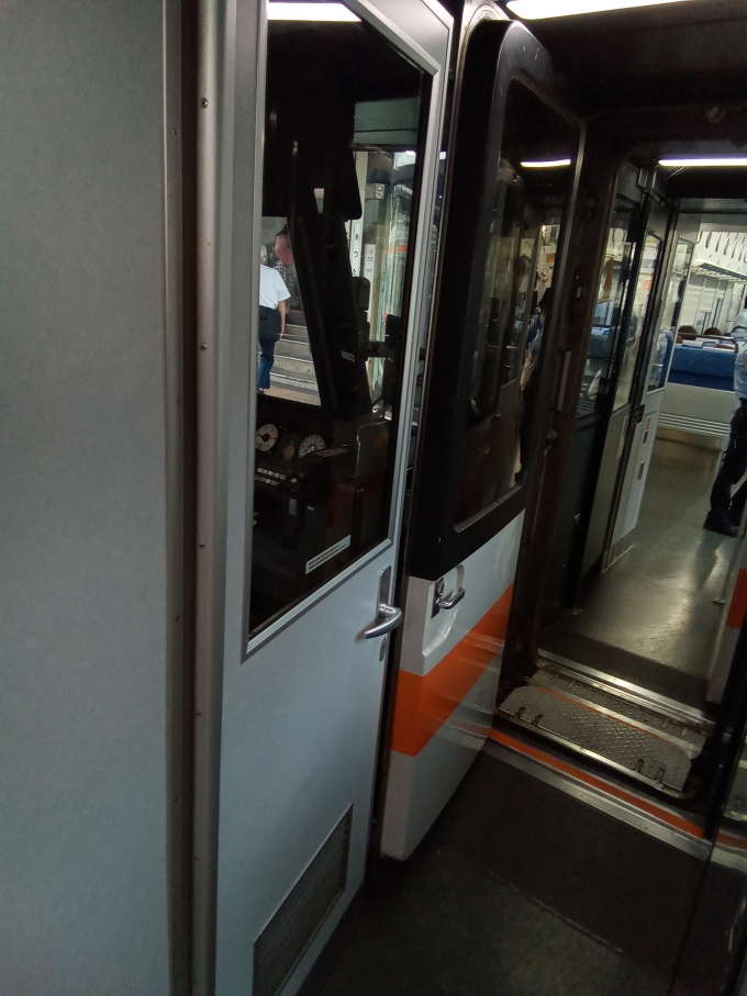 鉄道乗車記録の写真:車内設備、様子(2)        「新快速とかの223は貫通扉使ってないから新鮮」