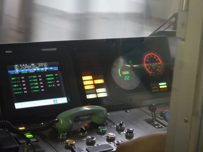 鉄道乗車記録の写真:車内設備、様子(7)        「空気圧計のデザイン変わってるね」