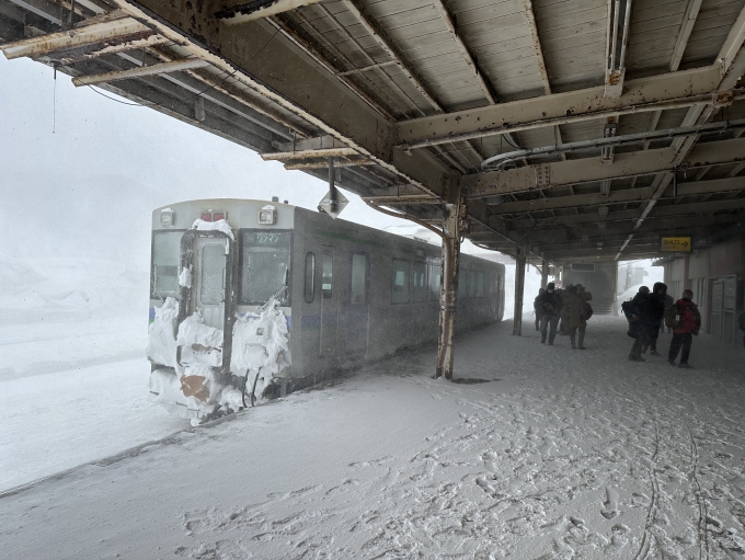 鉄道乗車記録の写真:乗車した列車(外観)(2)        「駅到着時はもの凄い吹雪であった」