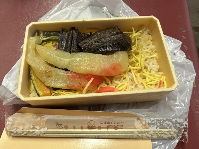 鉄道乗車記録の写真:駅弁・グルメ(4)        「お昼に留萌駅で受け取った「にしんおやこ弁当」。
」