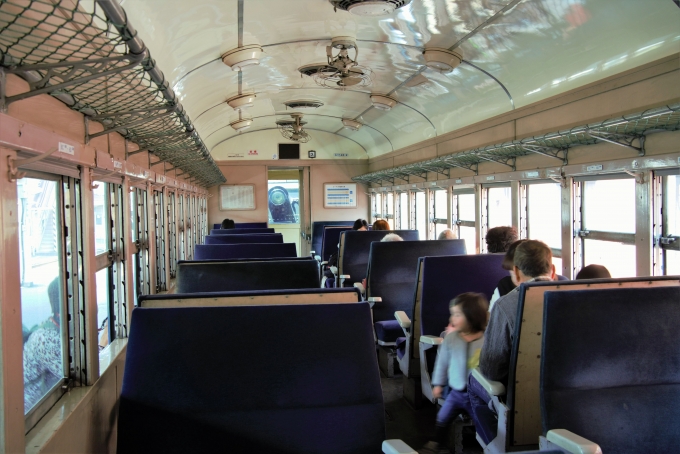 鉄道乗車記録の写真:車内設備、様子(2)        「青い塗装の客車スハフ432」