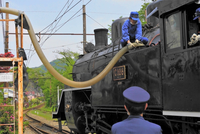 鉄道乗車記録の写真:駅舎・駅施設、様子(5)        「蒸気機関車ですので家山駅での給水作業です。」