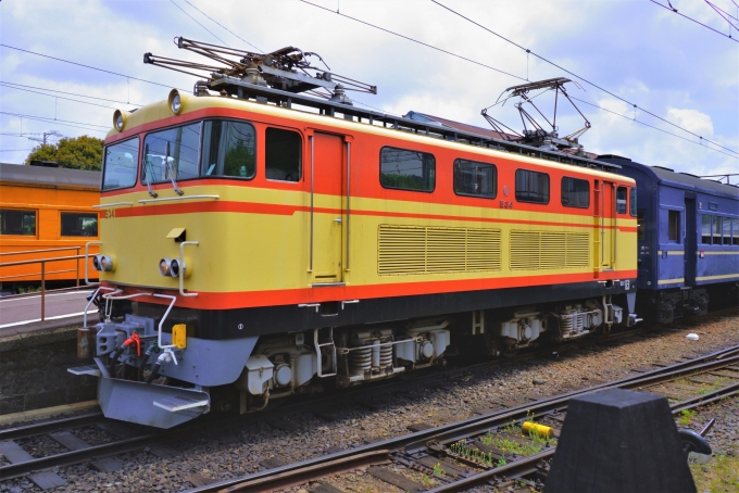 鉄道乗車記録の写真:乗車した列車(外観)(1)        「新金谷駅で一番ホームで出発前のE34電気機関車。」