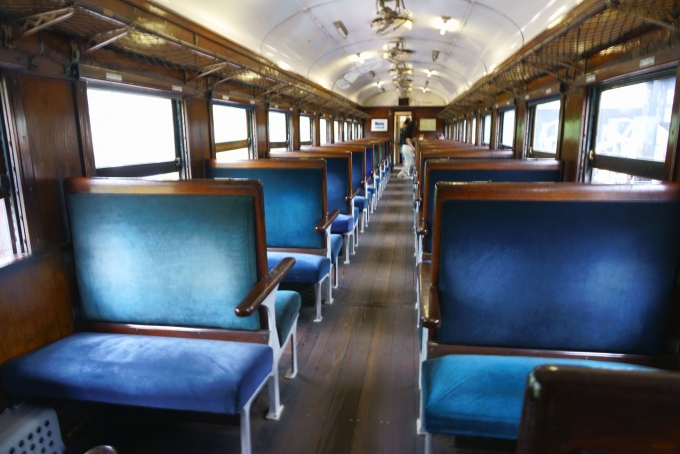 鉄道乗車記録の写真:車内設備、様子(2)        「レトロな感じで落ち着いた雰囲気の車内。」