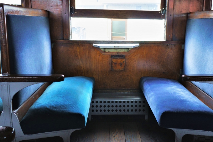 鉄道乗車記録の写真:車内設備、様子(3)        「横からのアングルで撮影。」