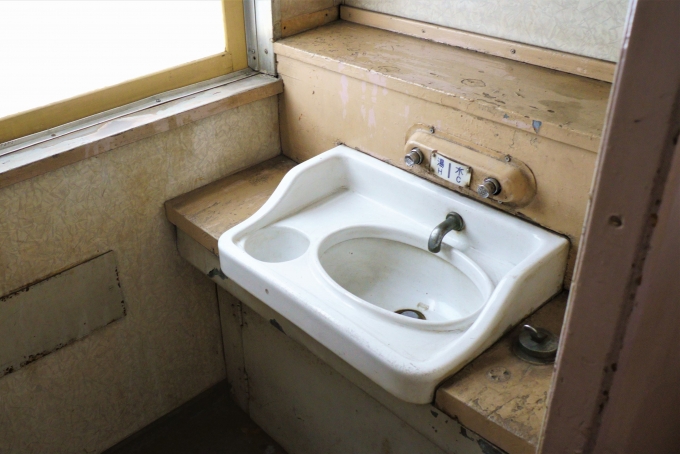 鉄道乗車記録の写真:車内設備、様子(4)        「古風な手洗器使用可能だと思います。」