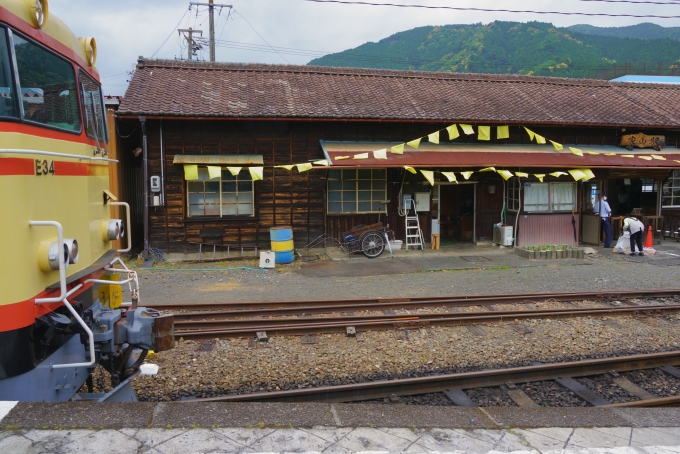 鉄道乗車記録の写真:駅舎・駅施設、様子(9)        「到着折り返し駅の家山駅」