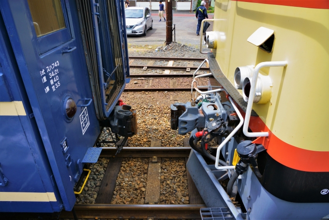 鉄道乗車記録の写真:列車・車両の様子(未乗車)(10)        「家山駅には転車台が無いので前後に付け替える、連結器を解除する。」