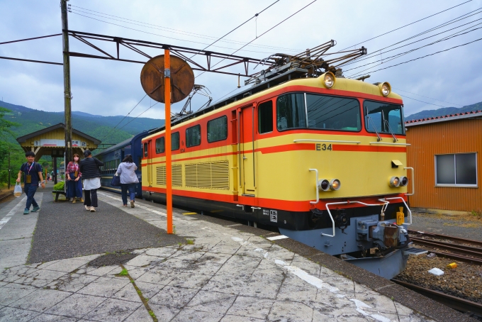 鉄道乗車記録の写真(11)        「家山駅のE34電気機関車。」
