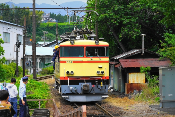 鉄道乗車記録の写真:列車・車両の様子(未乗車)(12)        「機関車を前後付け替える作業を見る。」