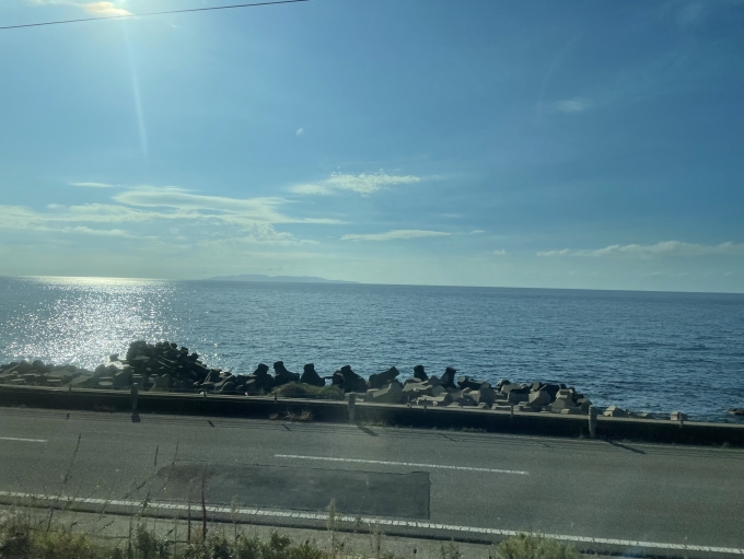鉄道乗車記録の写真:車窓・風景(2)        「遠くに佐渡島が見えます。」