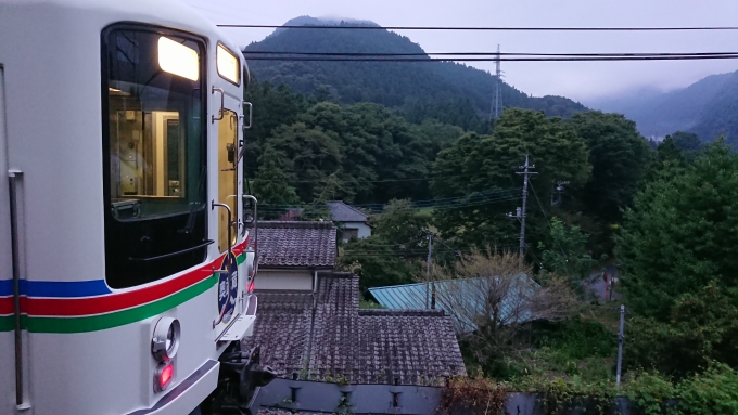 鉄道乗車記録の写真:乗車した列車(外観)(2)        「ギリ見える浦山ダム。」