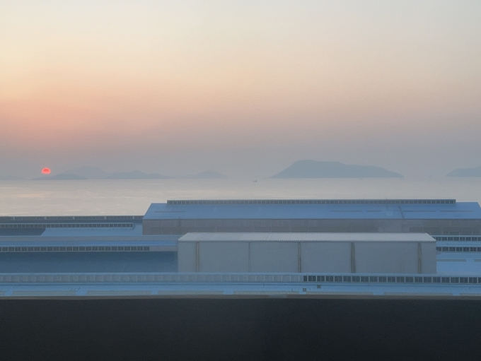 鉄道乗車記録の写真:車窓・風景(2)        「瀬戸内に沈む夕陽」