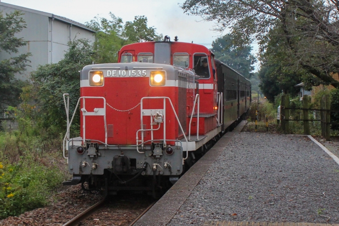鉄道乗車記録の写真:列車・車両の様子(未乗車)(1)        「SLもおか号返却のDL牽引の普通6103列車です。
客車の普通列車はかなり珍しくなりましたね。」