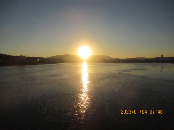 鉄道乗車記録の写真:車窓・風景(11)        「多々良川から昇る朝日。」