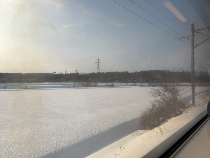 鉄道乗車記録の写真:車窓・風景(6)     「空港からしばらくたったところです。
北海道は2月末でもまだ雪が残っていますね。サムソウ…」