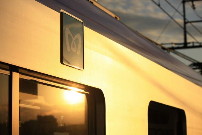 鉄道乗車記録の写真:列車・車両の様子(未乗車)(1)          「夕日に映えるメトロマーク！」