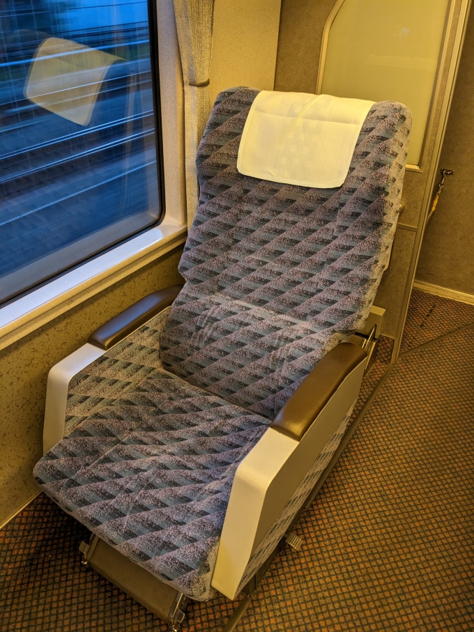 鉄道乗車記録の写真:車内設備、様子(2)     「座席をフルで倒したときの様子」