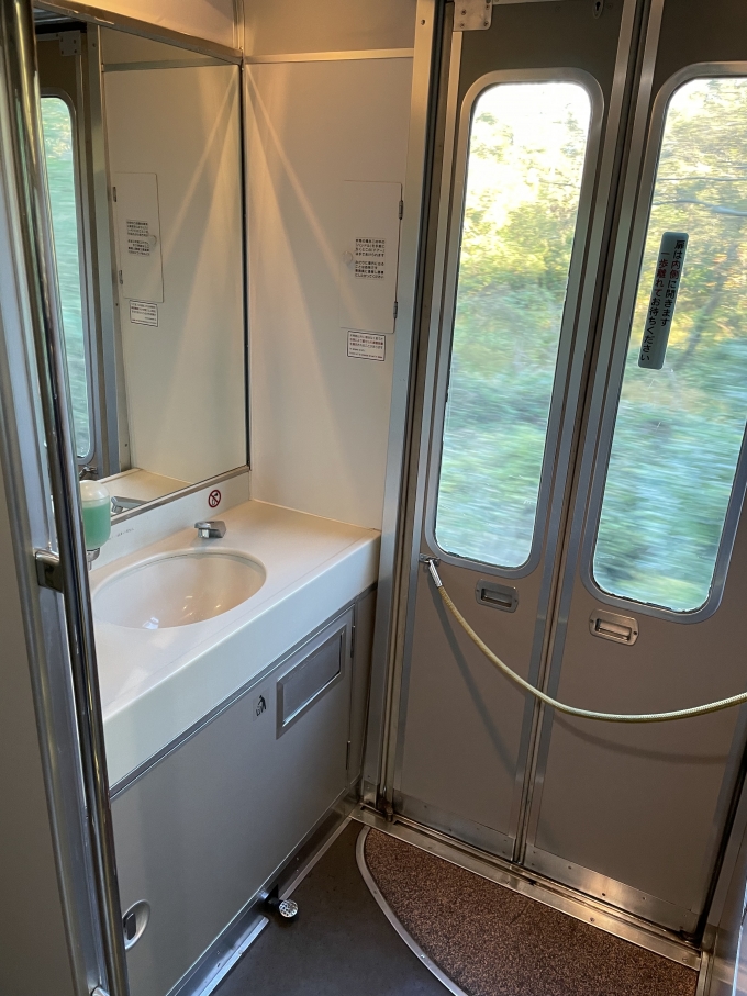鉄道乗車記録の写真:車内設備、様子(9)        「ドアを入るとすぐに洗面台があります。
素晴らしい配慮ですね。
このご時世、手洗いはだいじですから、
感染症対策万全のサニーカー、
時代のパイオニアです。」
