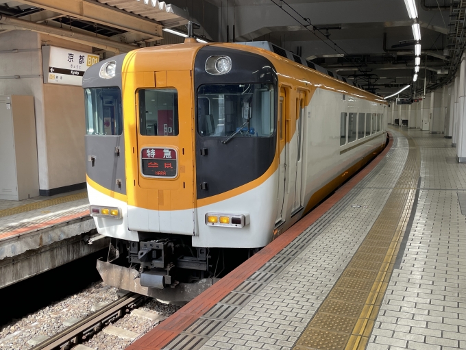 鉄道乗車記録の写真:乗車した列車(外観)(3)        「京都駅２番線で休憩する12401Fの、近鉄奈良側の先頭車です。かっこいいですねえ。」