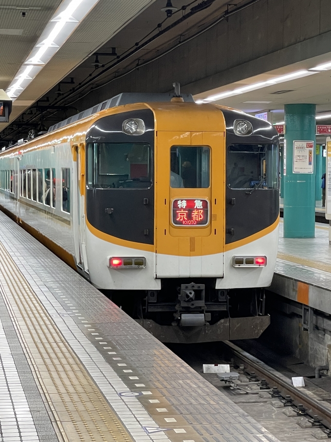 鉄道乗車記録の写真:乗車した列車(外観)(7)        「近鉄奈良駅の３番ホームに到着したサニーカーです。わずかな休憩時間ののち、京都まで向かいます。
まだまだ走れるぜ！とおっしゃっているような凛々しいお顔です。」