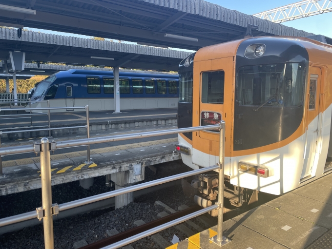 鉄道乗車記録の写真:乗車した列車(外観)(2)        「先に発車して大阪難波に向かうしまかぜと並んでおります。
どちらもイケメンです。」