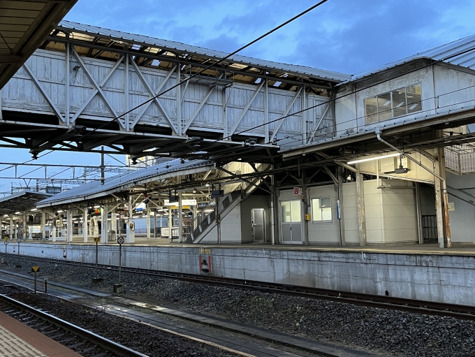 鉄道乗車記録の写真:駅舎・駅施設、様子(3)        「メチャ古そうな跨線橋ですが・・・」
