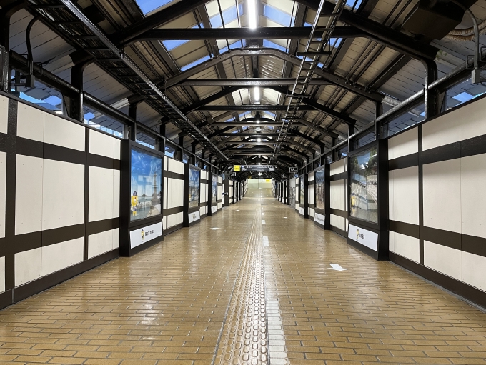 鉄道乗車記録の写真:駅舎・駅施設、様子(4)        「跨線橋内は、とても綺麗。」