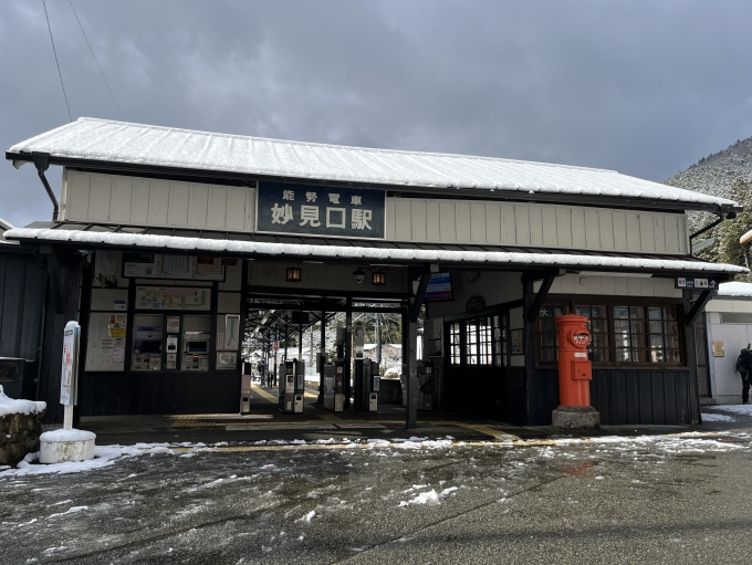 鉄道乗車記録の写真:駅舎・駅施設、様子(9)        「屋根にも雪が白く」