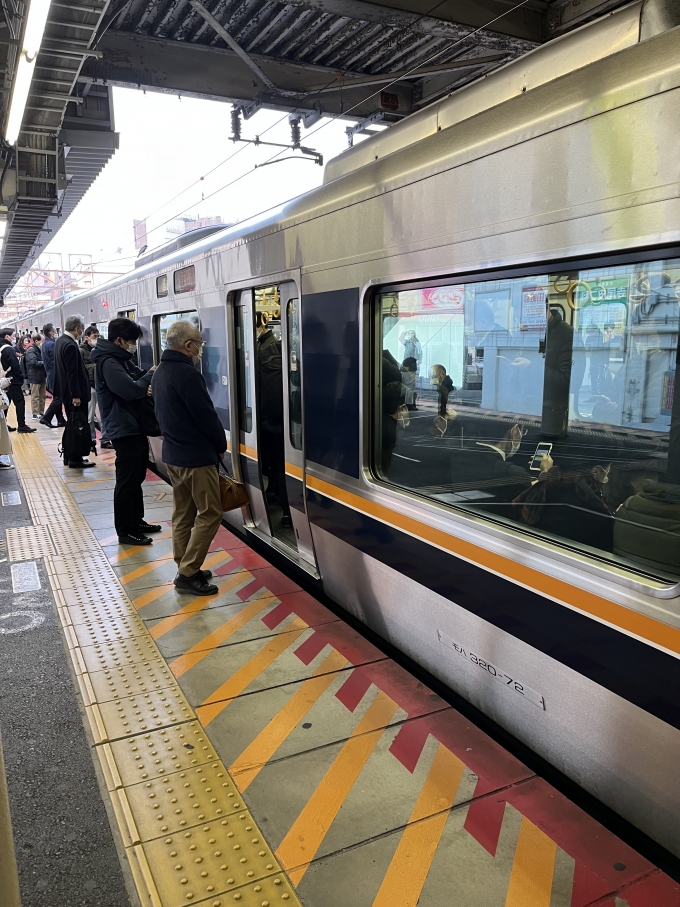 鉄道乗車記録の写真:乗車した列車(外観)(1)          「仕事を終え、いざ大阪駅へ。ラッシュ時に乗るのは久しぶり。」