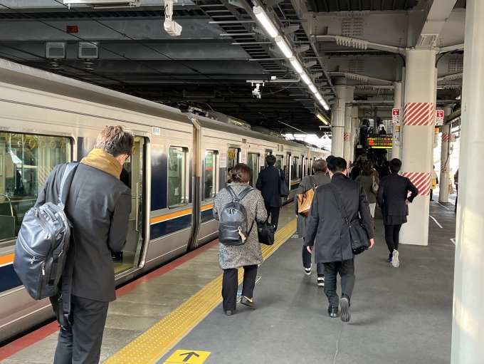 鉄道乗車記録の写真:乗車した列車(外観)(12)        「茨木駅に到着。お疲れ様でした。」
