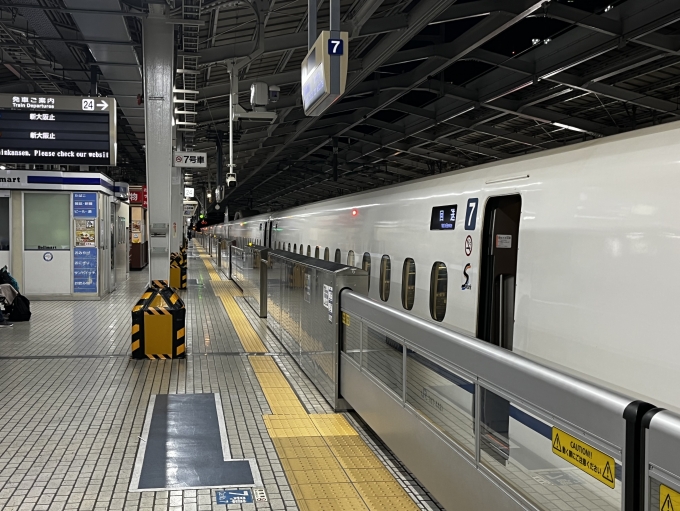 鉄道乗車記録の写真:乗車した列車(外観)(18)     「米原まで寝落ちしてしまった。
定時より遅れてるとの事。
結局1時間遅れで新大阪駅へ。」