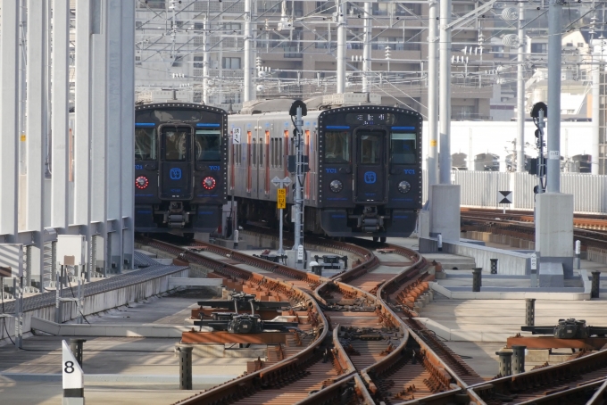 鉄道乗車記録の写真:列車・車両の様子(未乗車)(3)        「左側：YC1-221
右側：YC1-211」