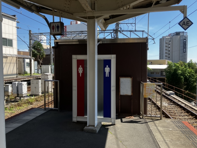 鉄道乗車記録の写真:駅舎・駅施設、様子(3)        「2番線ホームの端にトイレ。」