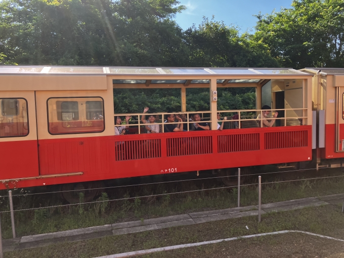 鉄道乗車記録の写真:列車・車両の様子(未乗車)(11)        「上りの里山トロッコ列車。皆、手を振ってくれた。」