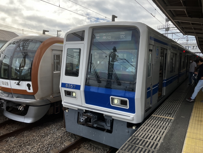 鉄道乗車記録の写真:乗車した列車(外観)(2)        「隣の車両は東京メトロ有楽町線」