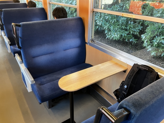 鉄道乗車記録の写真:車内設備、様子(4)        「テーブル付きのボックスシート」