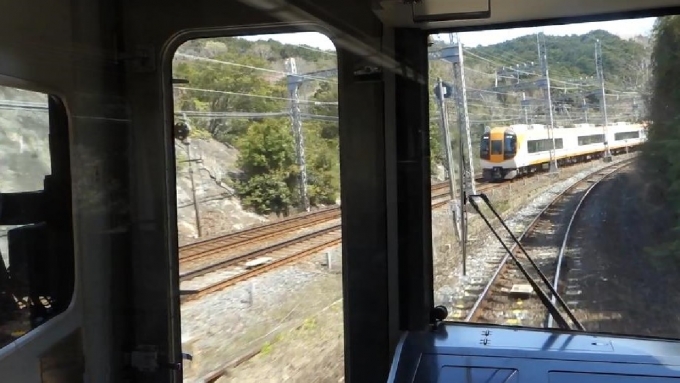鉄道乗車記録の写真:車窓・風景(5)        「近鉄特急とすれ違い」