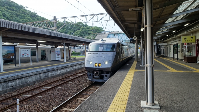 鉄道乗車記録の写真:乗車した列車(外観)(3)        「この時間帯は普通電車が走っていないため、佐伯駅から延岡駅まで「特急にちりん11号」に乗車した。」