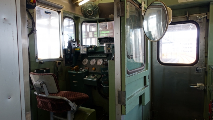 鉄道乗車記録の写真:車内設備、様子(3)     「運転台。「昭和」を感じるデザインです。」