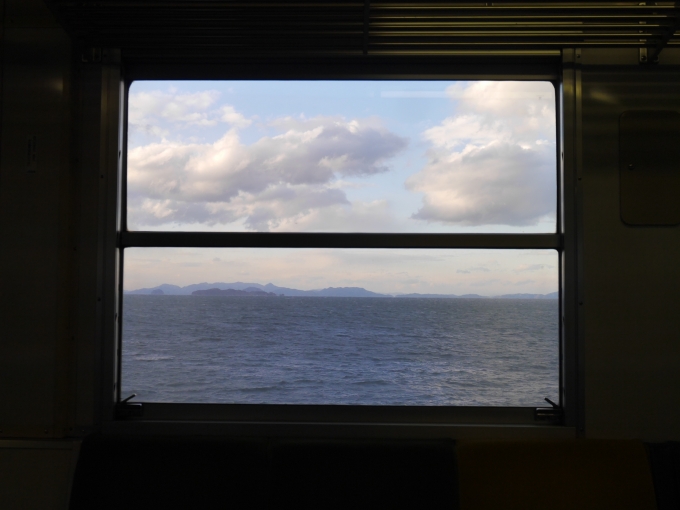 鉄道乗車記録の写真:車窓・風景(1)        「列車から見えた瀬戸内海」