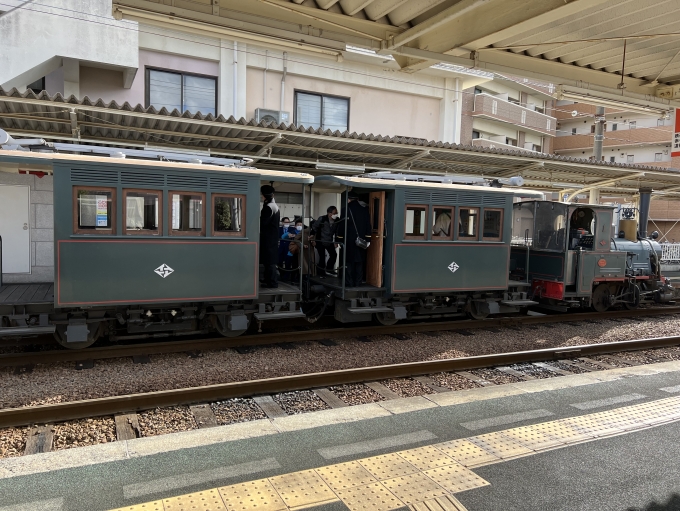 鉄道乗車記録の写真:列車・車両の様子(未乗車)(1)     「古町駅で出発を待つ坊ちゃん列車」