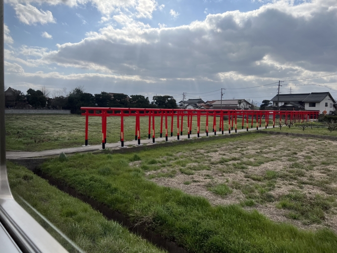 鉄道乗車記録の写真:車窓・風景(1)          「粟津稲生神社の赤い鳥居」