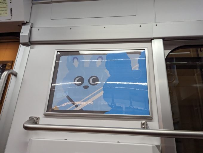 鉄道乗車記録の写真:車内設備、様子(4)        「いつの間に小窓なんてついたんですね。」