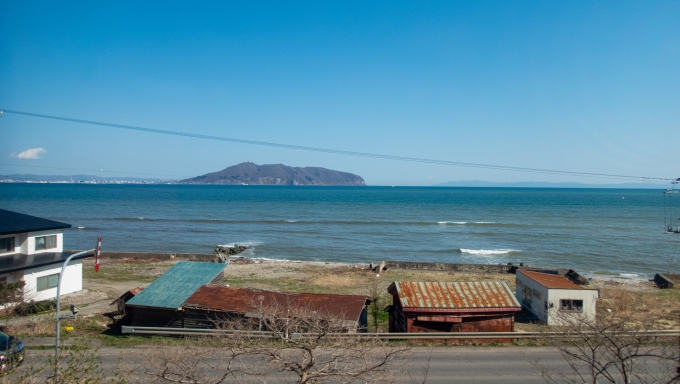 鉄道乗車記録の写真:車窓・風景(3)        「天気も良く
函館山が見えます。」