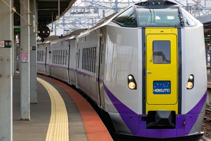 鉄道乗車記録の写真:乗車した列車(外観)(6)        「北海道の特急列車は、
他の地域の列車にない
独特なスタイルがたまらない。」
